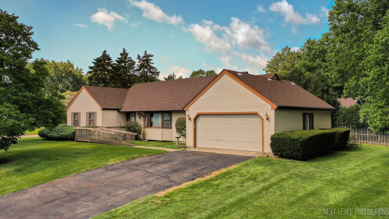 869 Woodland Hills Rd., Batavia, IL 60510