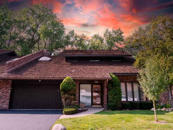 36 East Lucas Dr., Palos Hills, IL 60465