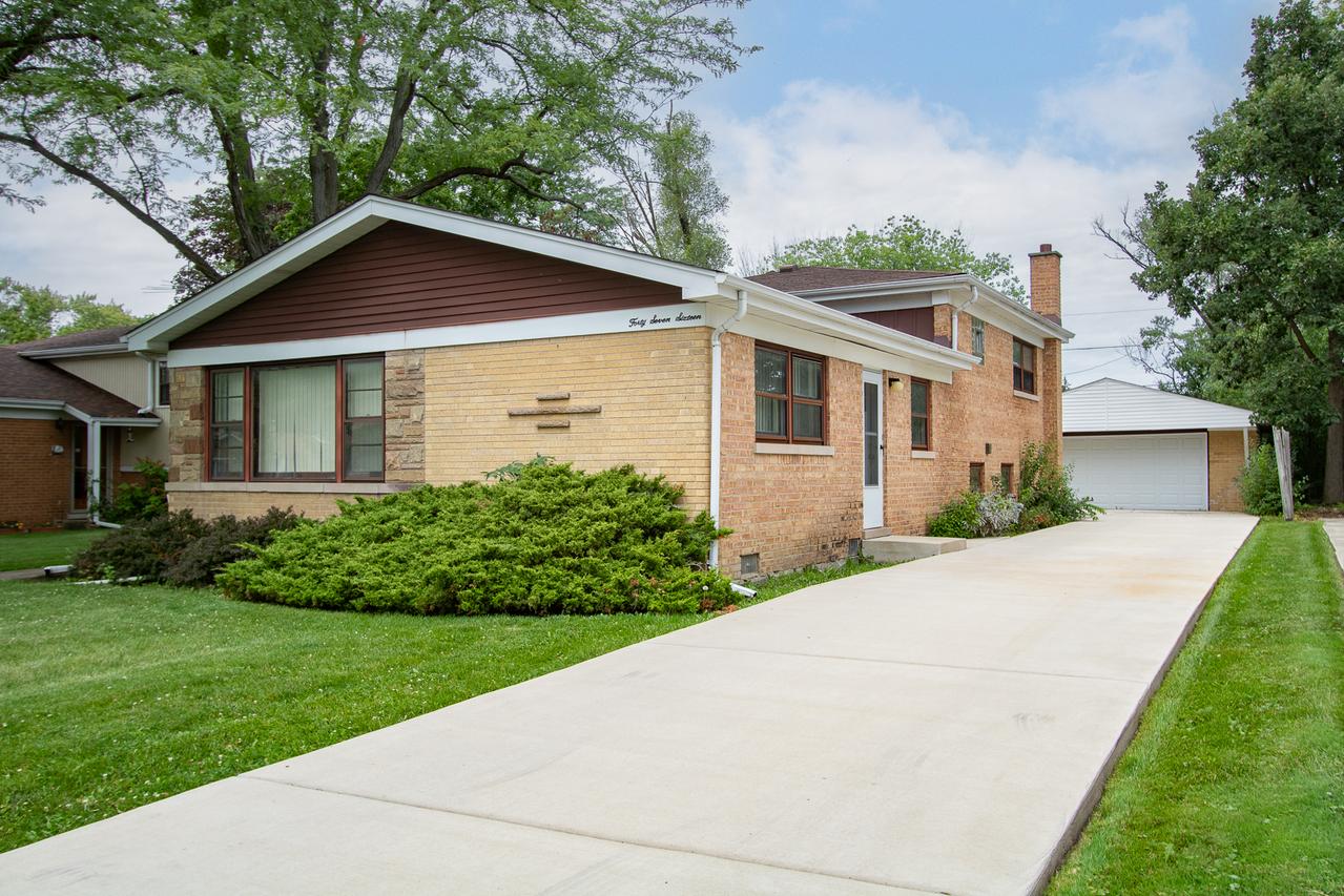 4716 Larch Ave., Glenview, IL 60025