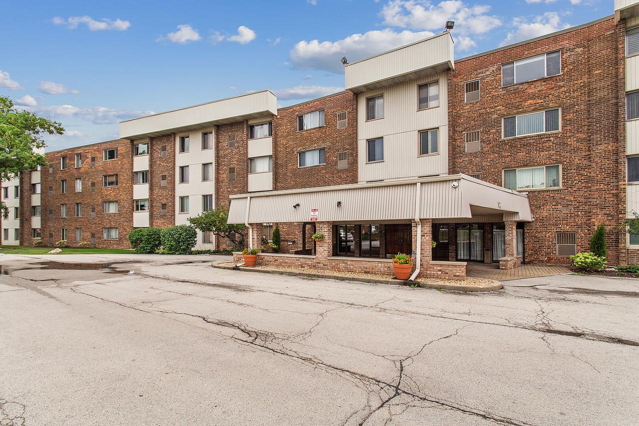 841 N York St. #402, Elmhurst, IL 60126