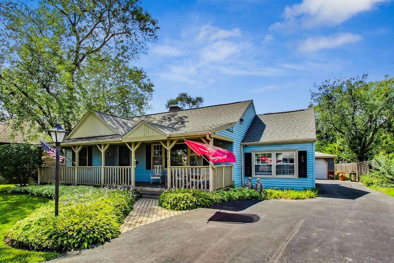 608 Hillside Rd., Glenview, IL 60025