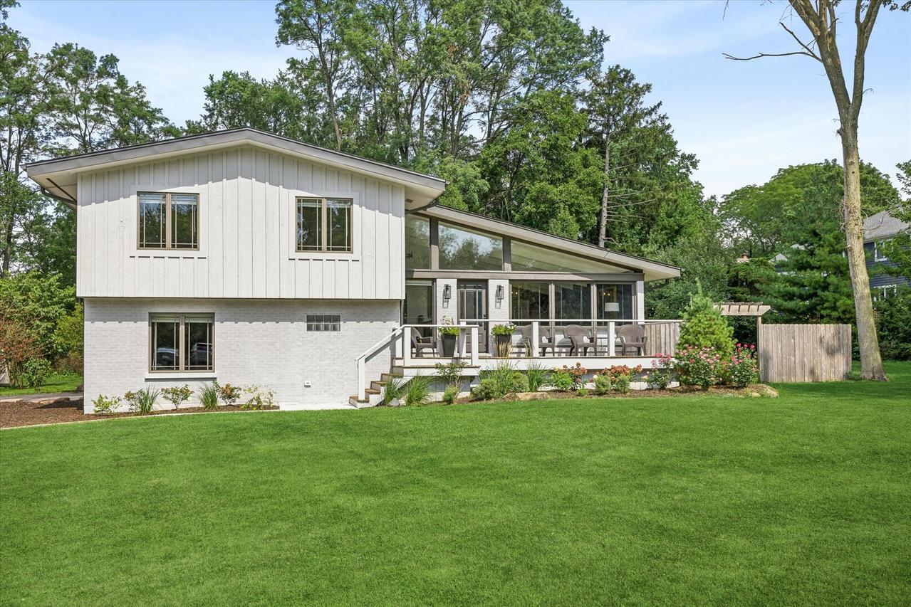 1525 W Wiesbrook Rd., Wheaton, IL 60189