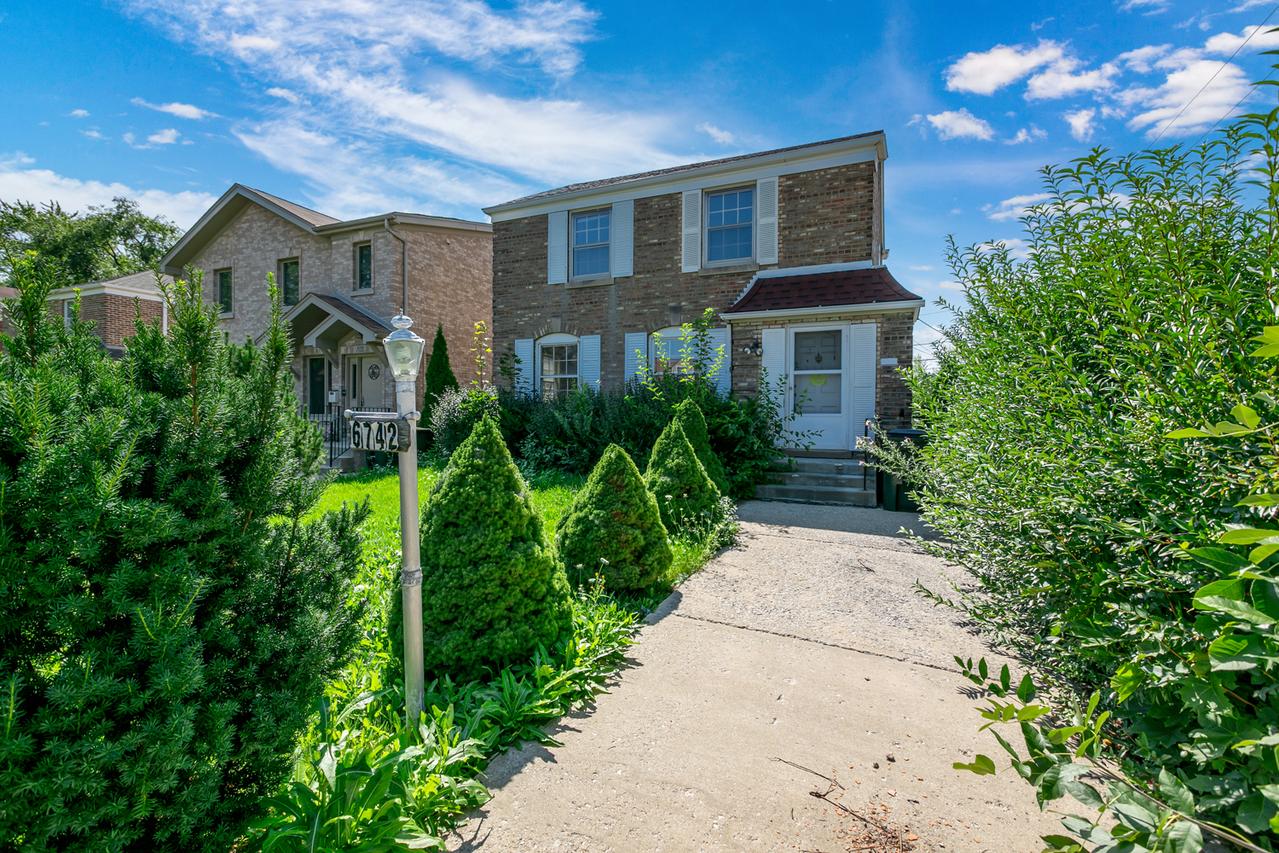 6742 N Trumbull Ave., Lincolnwood, IL 60712