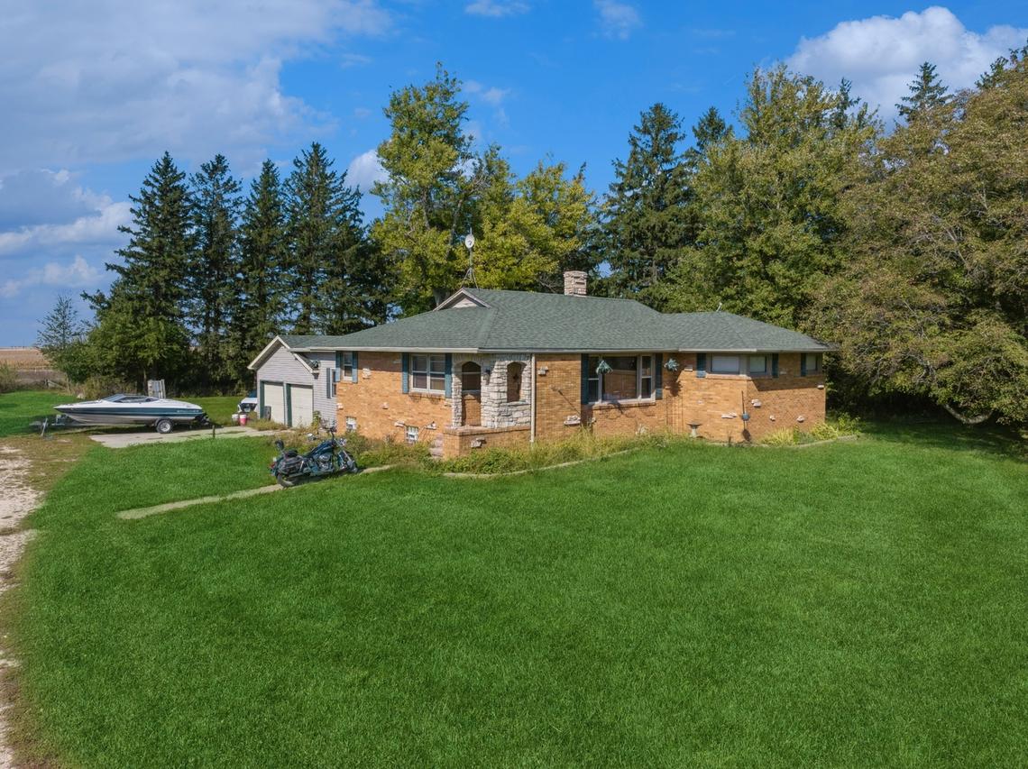 1637 Melugins Grove Rd., Steward, IL 60553