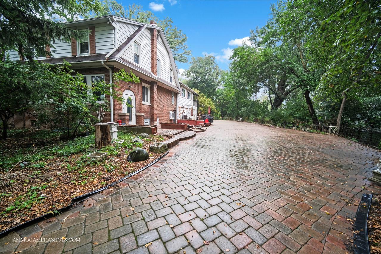 1624 E Chicago St., Elgin, IL 60120