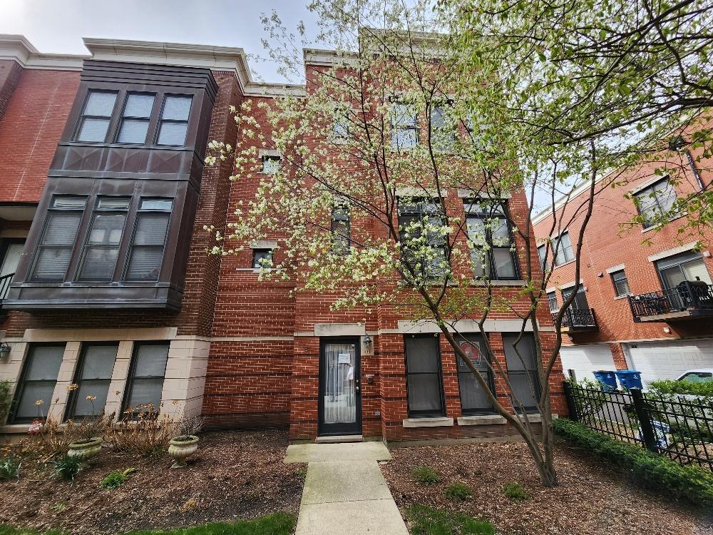 841 W Village Ct., Chicago, IL 60608