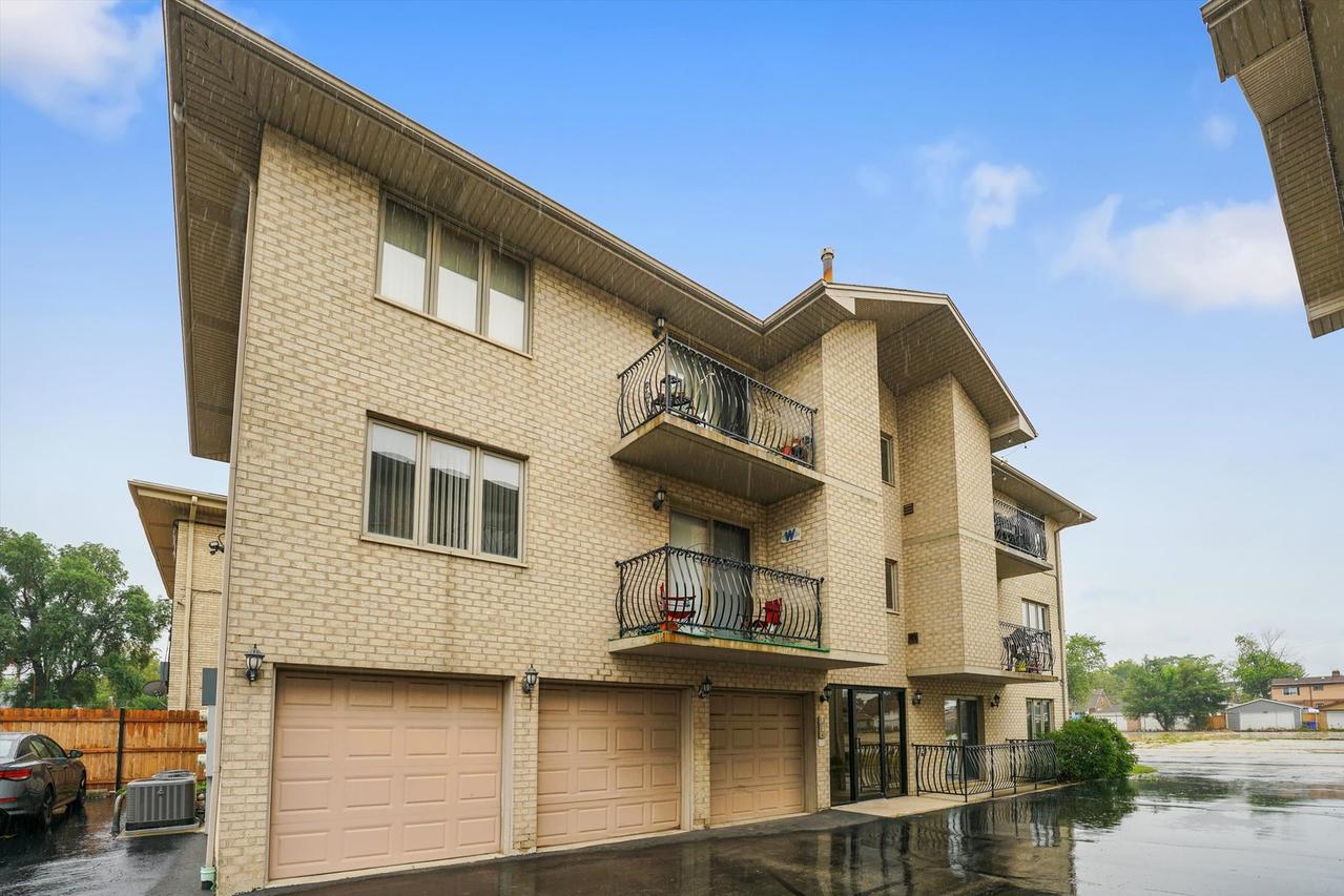 4425 Prescott Ave. #101, Lyons, IL 60534