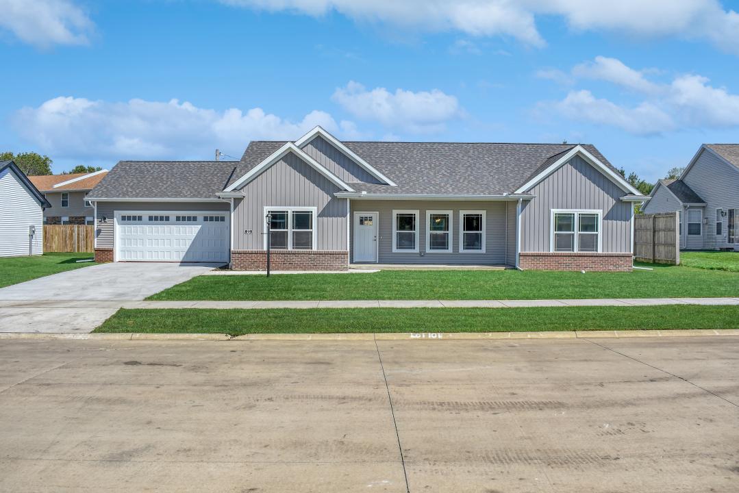 212 Red Bud Dr., Mahomet, IL 61853