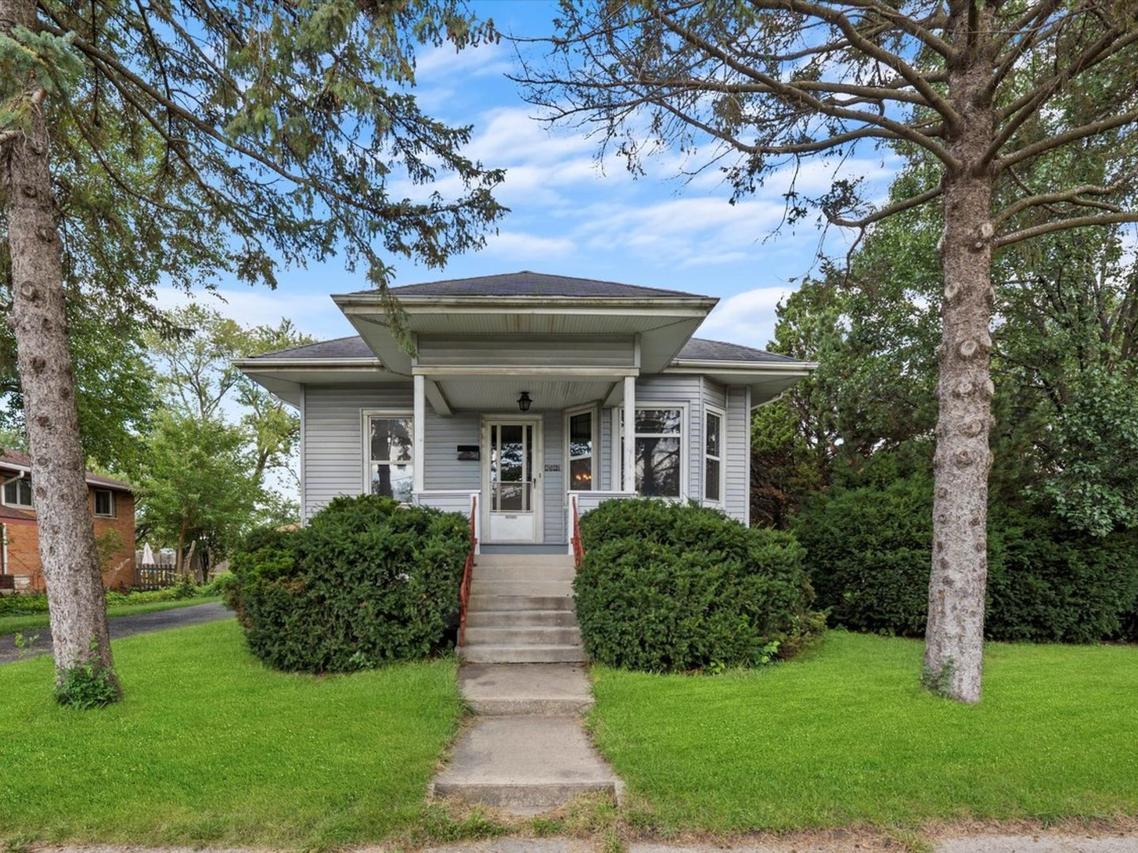 4540 Center Ave., Lyons, IL 60534