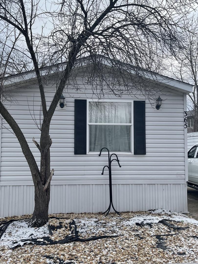365 Surrey Rd., Wheeling, IL 60090