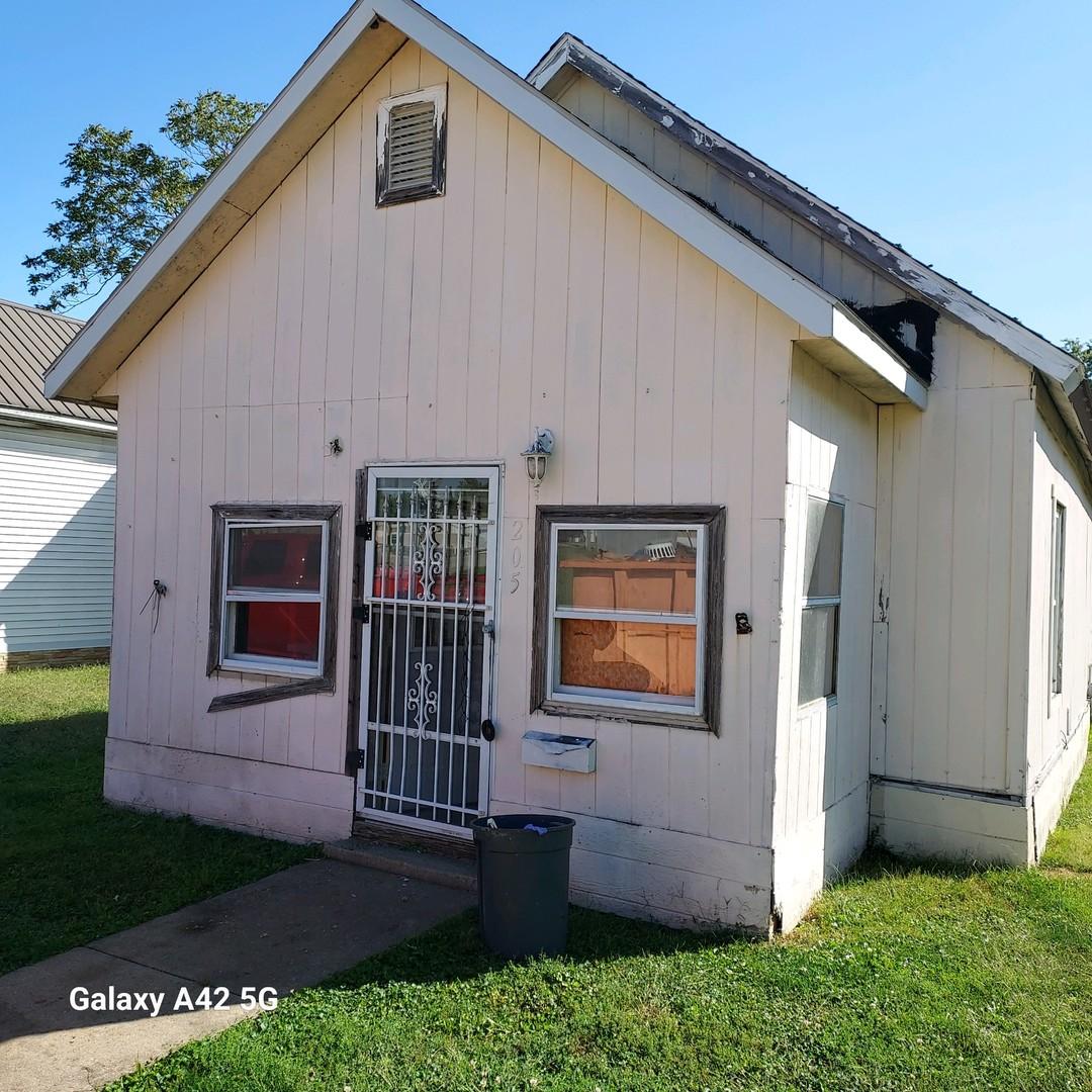 205 S Oak St., Arcola, IL 61910