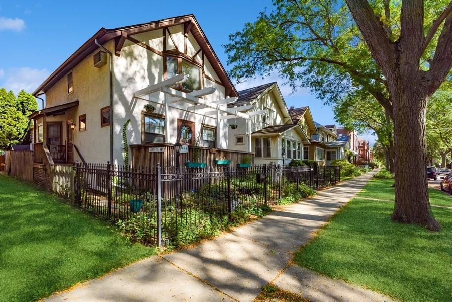 3346 W Eastwood Ave., Chicago, IL 60625