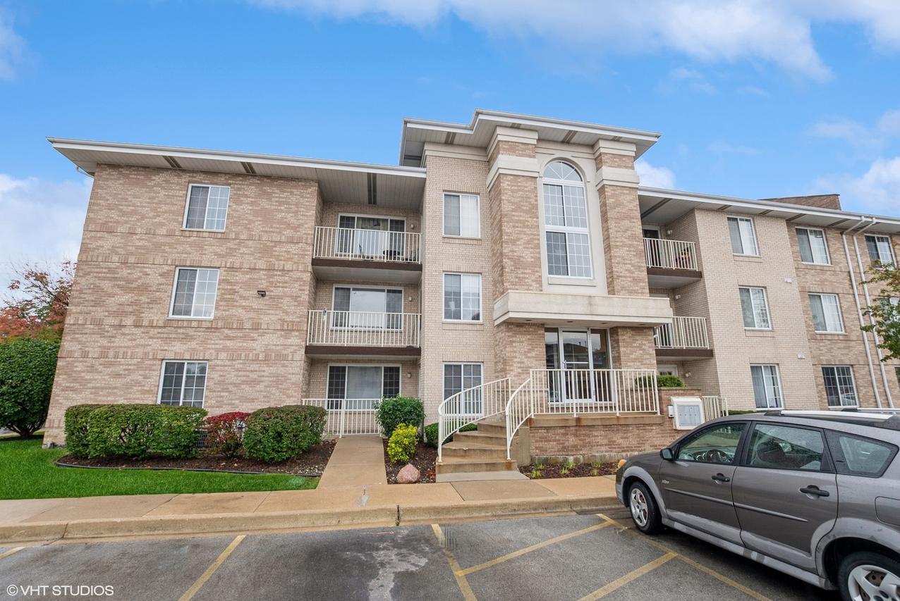 4222 W 77th St. #102, Chicago, IL 60652