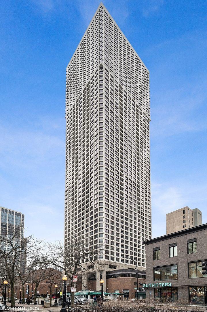 1030 N State St. #8E, Chicago, IL 60610