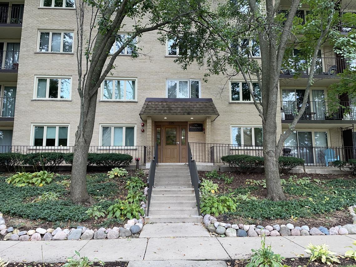 225 E Wing St. #302, Arlington Heights, IL 60004