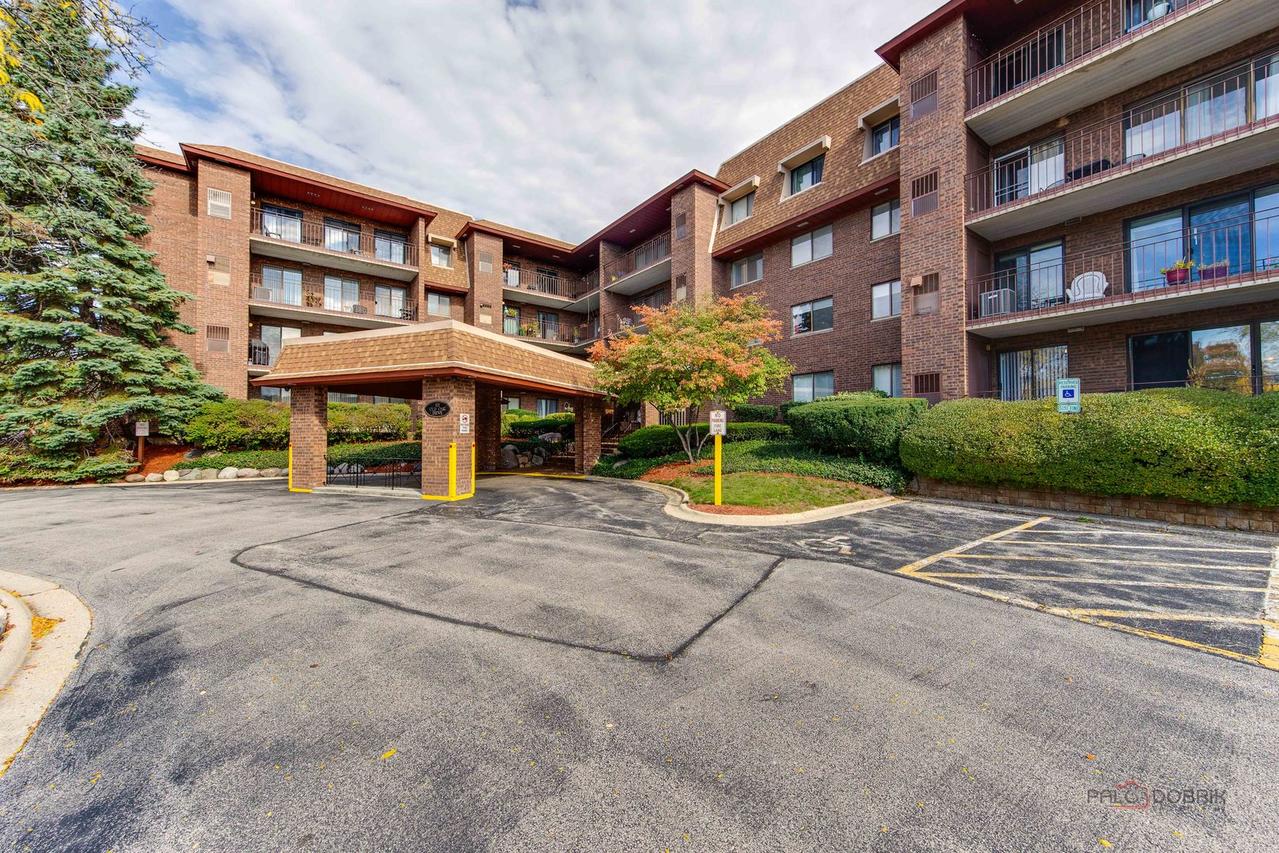 101 Old Oak Dr. #209, Buffalo Grove, IL 60089