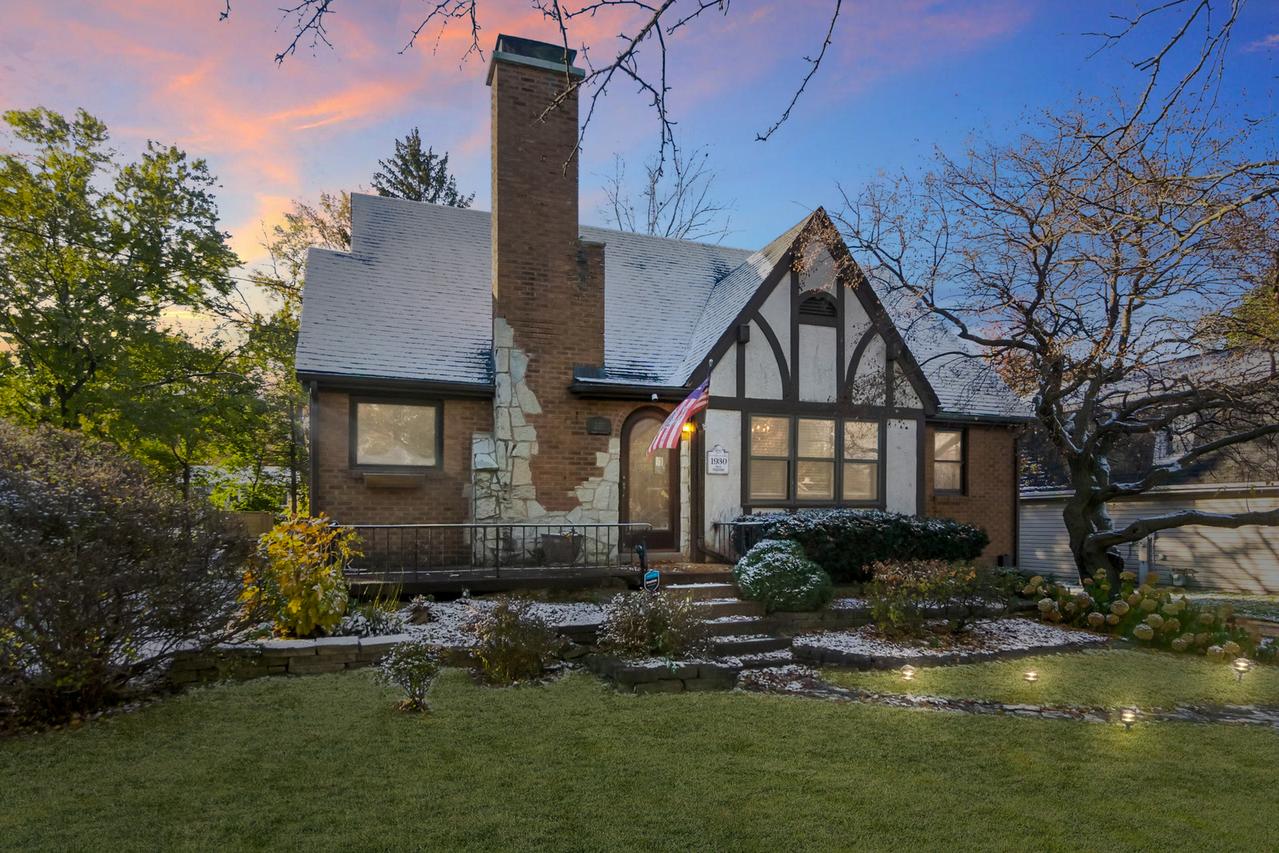 327 Geneva Rd., Glen Ellyn, IL 60137