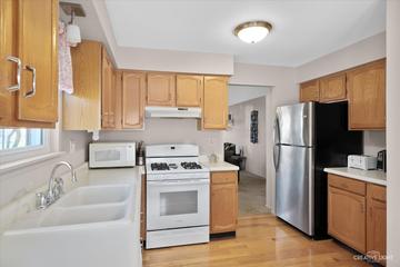 1910 Quaker Hollow Ln., Streamwood, IL 60107