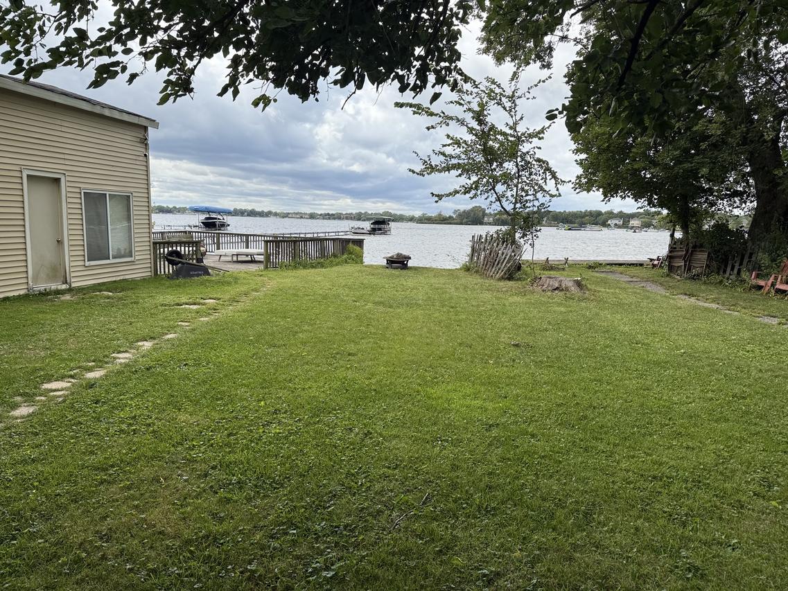 701 Lake Shore Dr., Wauconda, IL 60084