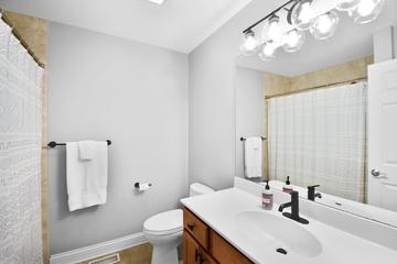 280 Joshua Dr., Hawthorn Woods, IL 60047