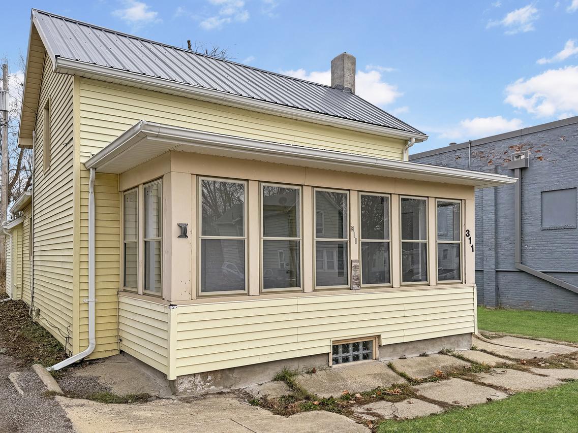 311 N Walnut Ave., Freeport, IL 61032