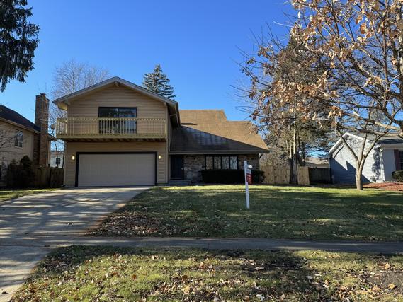 824 Woodmar Dr., Crystal Lake, IL 60014
