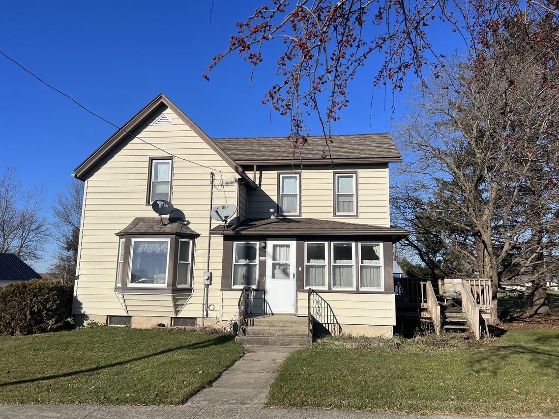 424 W Main St., Dakota, IL 61018