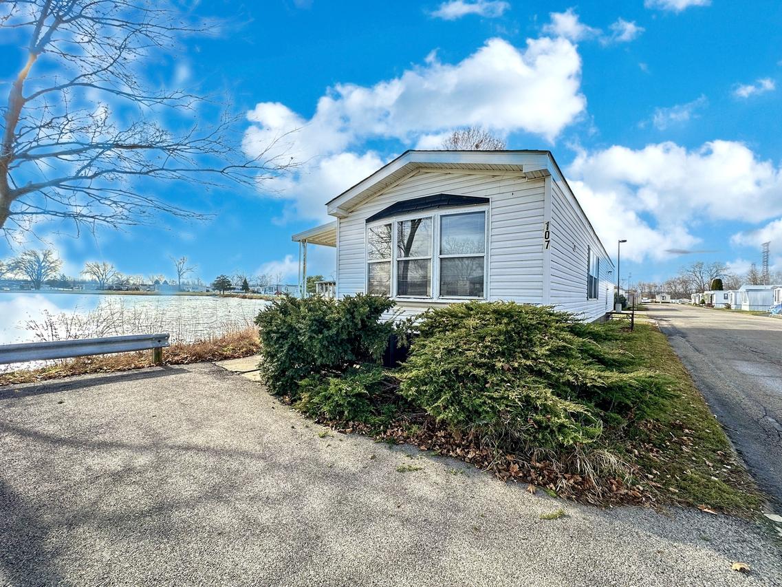 107 6th Ave., Bartlett, IL 60104