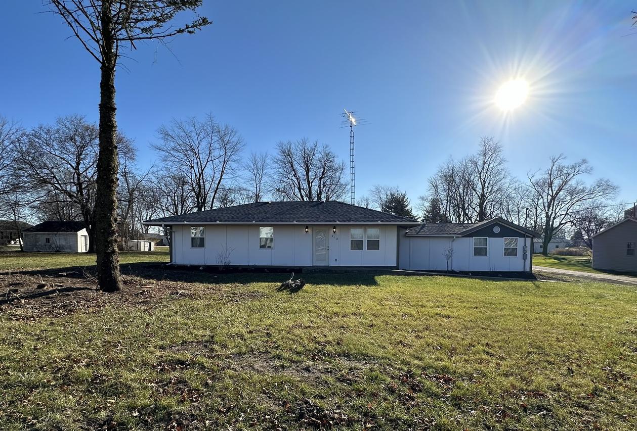 218 E Papineau St., St. Anne, IL 60964