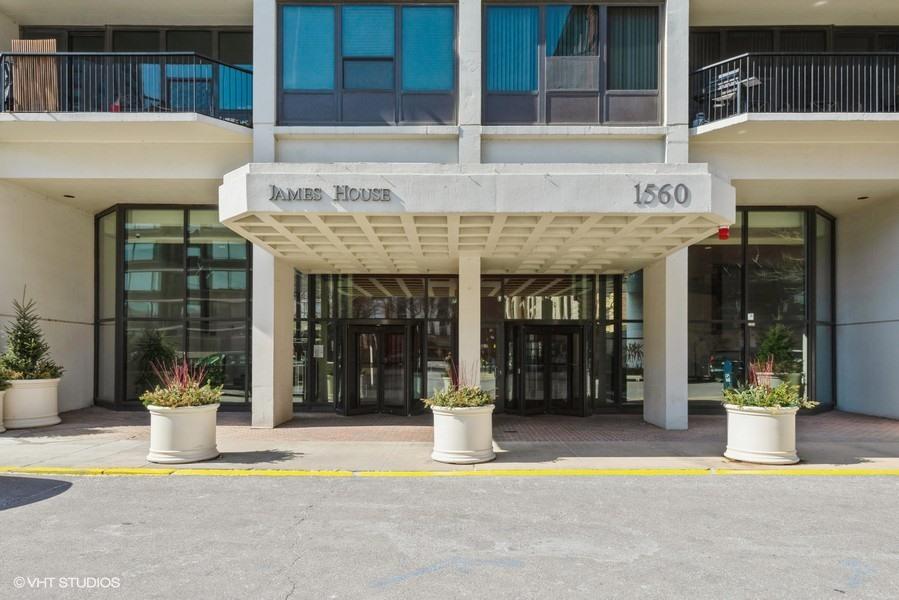 1560 N Sandburg Ter. #2803J, Chicago, IL 60610