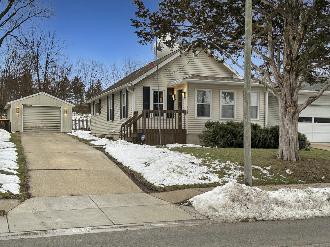 945 W Cleveland St., Freeport, IL 61032