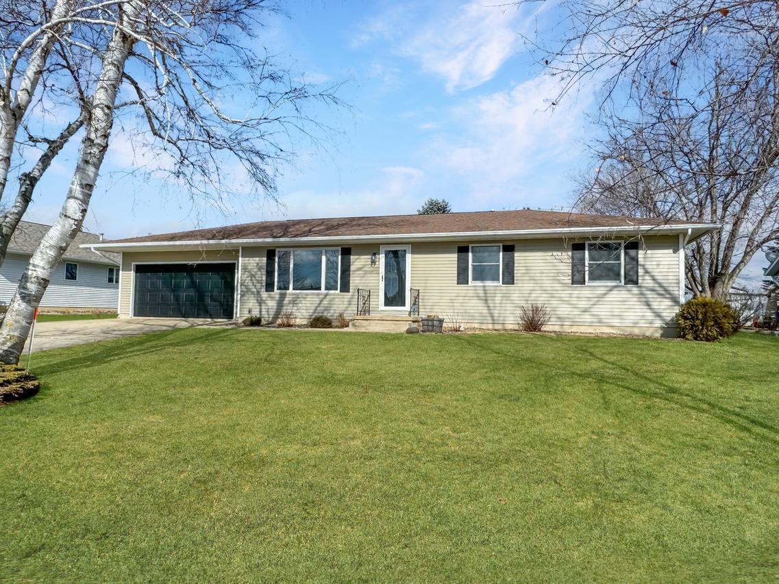 513 Fox Knoll Dr., Lena, IL 61048