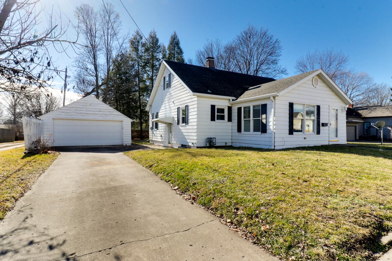 205 5th St., Mackinaw, IL 61755