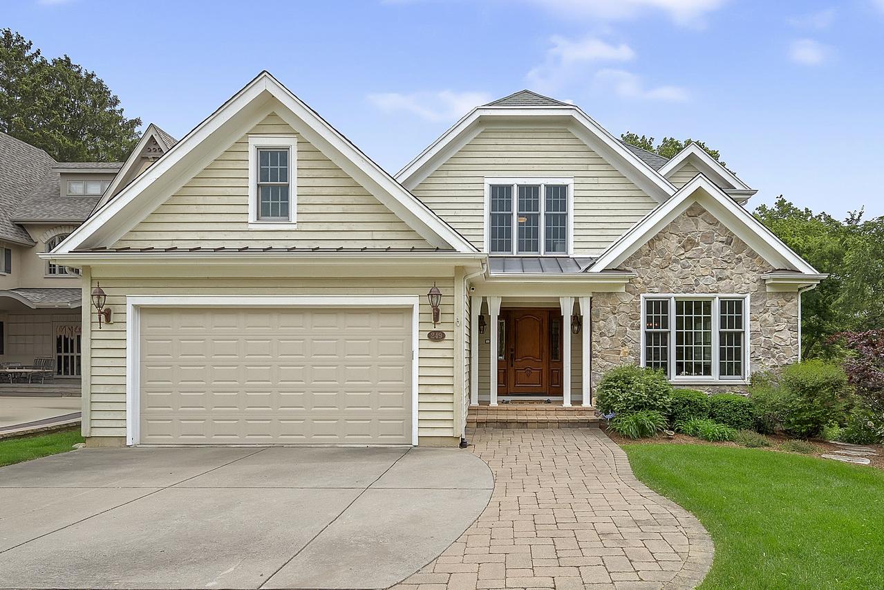 249 Coe Rd., Clarendon Hills, IL 60514