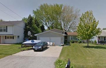 106 Fairfield Rd., Lindenhurst, IL 60046