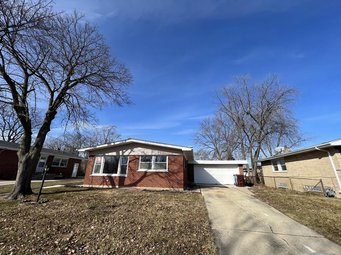209 W Elmwood Dr., Chicago Heights, IL 60411