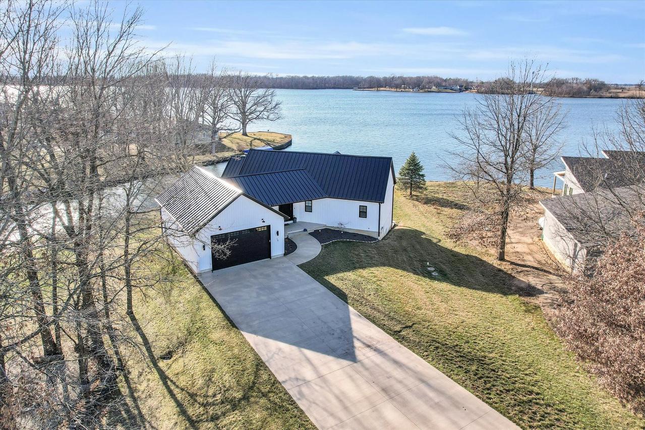 15 Oak Pointe Dr., Neoga, IL 62447