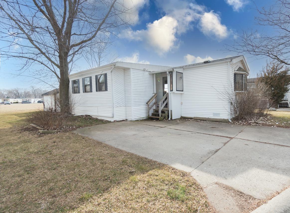 3305 Susan Cir. #8, Park City, IL 60085
