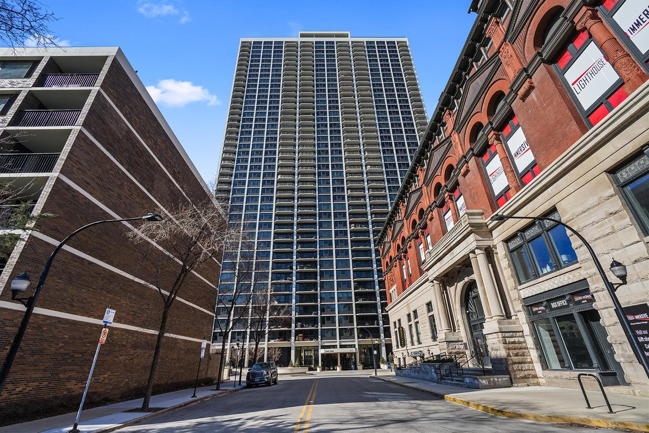 1560 N Sandburg Ter. #1003J, Chicago, IL 60610