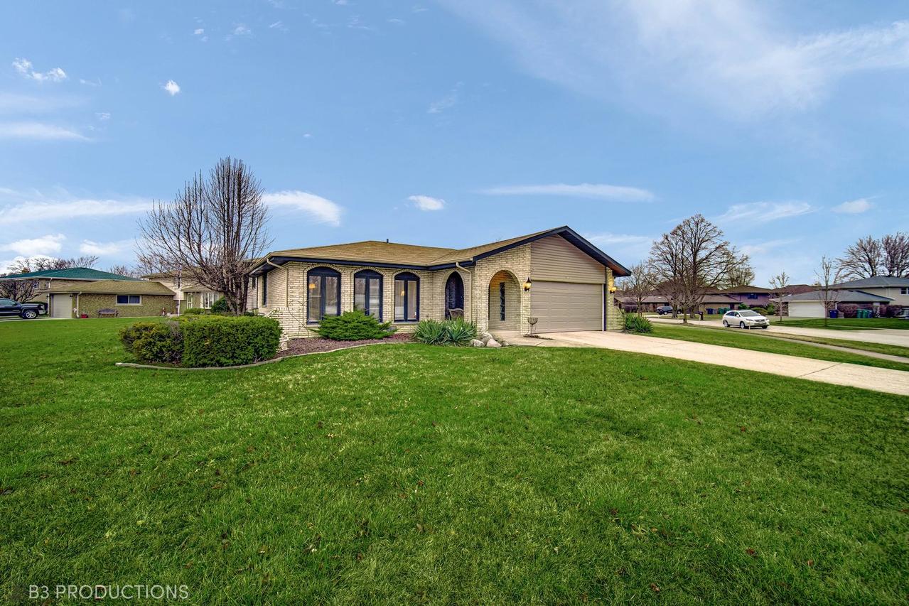 8818 Lori Ln., Orland Park, IL 60462