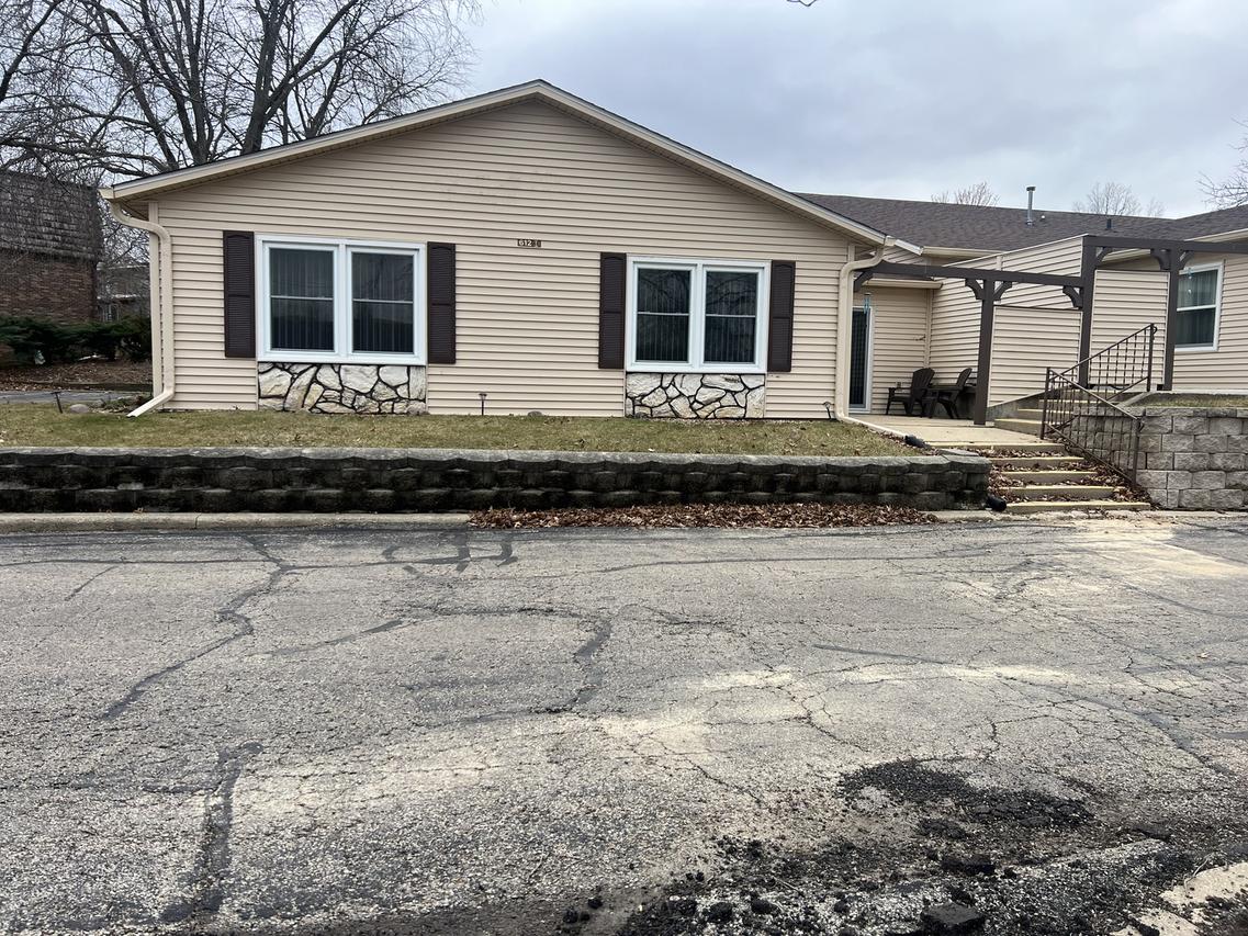 612 Woodbridge Ln. #1, Freeport, IL 61032