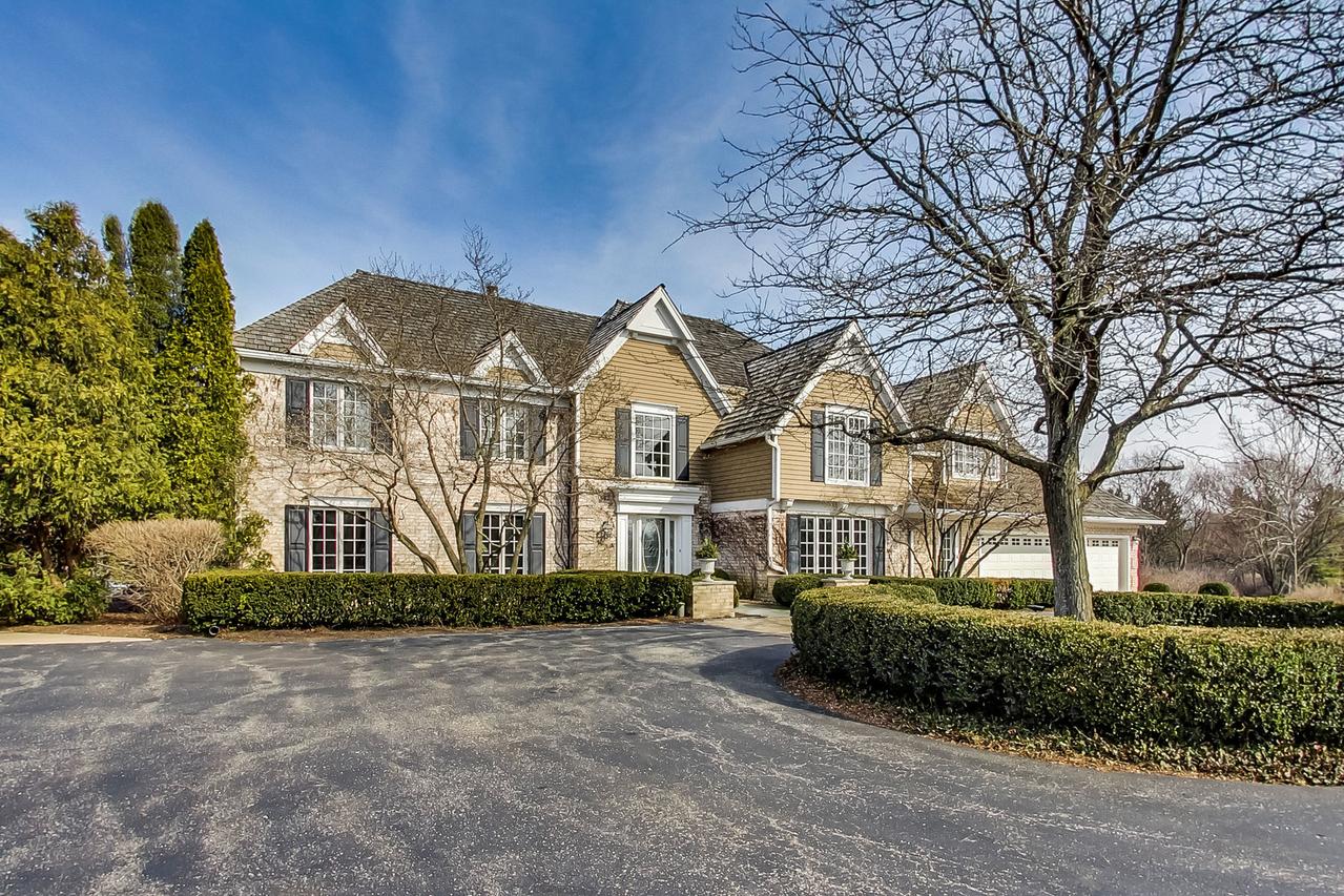 70 Round Barn Rd., Barrington Hills, IL 60010