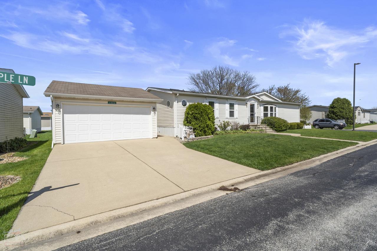 1080 Apple Ln., Manteno, IL 60950