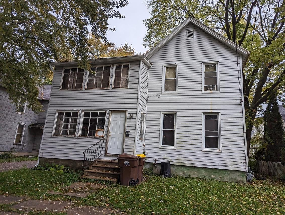 421-421.5 W Avon St., Freeport, IL 61032