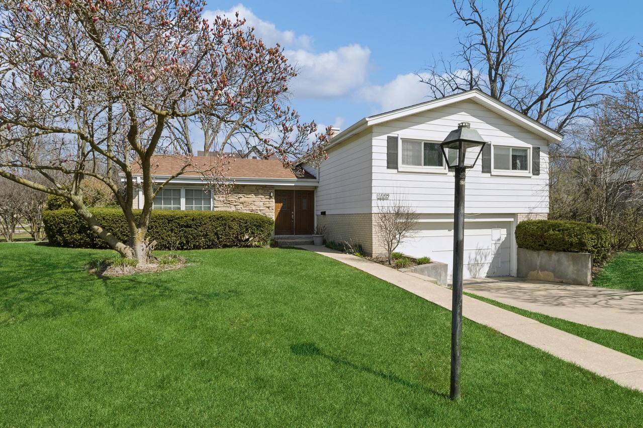 1009 Marvell Ln., Highland Park, IL 60035