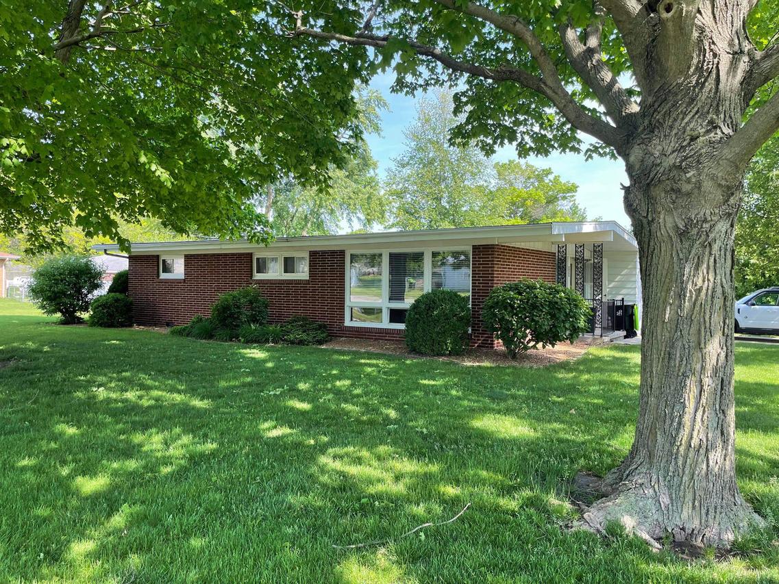 101 N 1st St., Roanoke, IL 61561