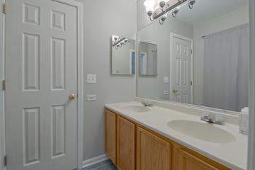 1431 W Split Oak Cir., Round Lake Beach, IL 60073