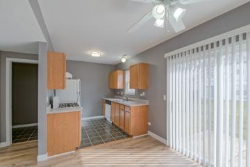 1431 W Split Oak Cir., Round Lake Beach, IL 60073
