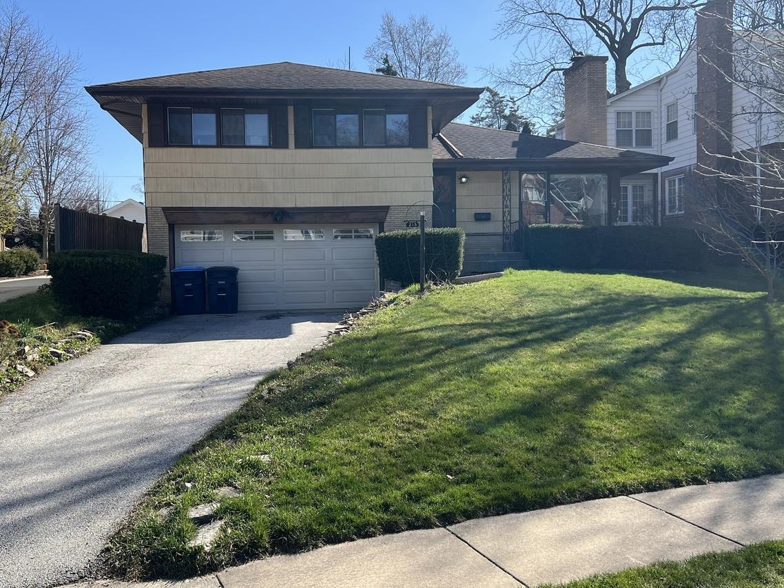 215 Walker Ave., Clarendon Hills, IL 60514