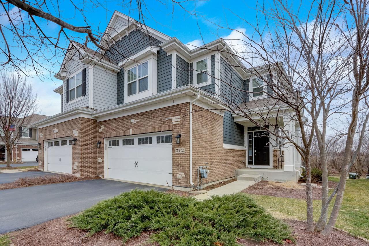 27W128 Redbud Ln., Winfield, IL 60190